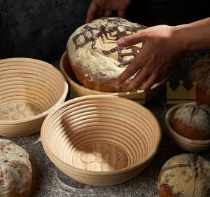 Cesta de mimbre redonda hecha a mano de Vietnam con fondo de madera, utensilios para hornear y repostería Banneton - Product Image 6