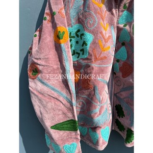 เสื้อแจ็คเก็ตกำมะหยี่สีน้ำตาล ปักลายดอกไม้แบบอุซเบกิสถาน คอตั้ง ซับในผ้าฝ้าย สำหรับฤดูใบไม้ร่วงและฤดูหนาว เสื้อแจ็คเก็ตแบบยูนิเซ็กซ์ - Product Image 3