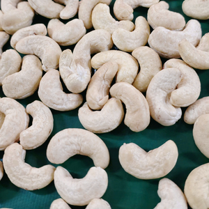 Vente en gros en vrac Kaju Badam Santigo Vietnam W320 Noix de cajou Noyau de noix de cajou W320 Service 24/7 - Product Image 1