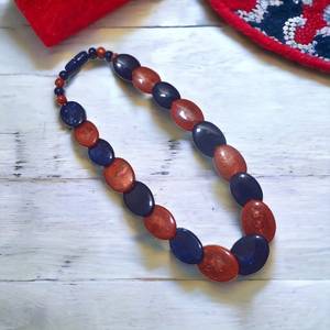 Collier pendentif ange en résine rouge et bleue, modèle perle, bijou ovale audacieux, pièce tendance et volumineuse, pour les amoureux de la mode - Product Image 2