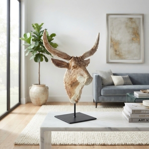 Sculpture artisanale en bois de buffle, crâne de taureau sculpté en teck rustique, avec base en métal, pour décoration de table. - Product Image 5