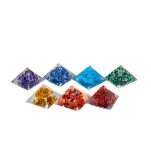 Meilleure vente Pierre de chakra 25mm faite à la main Pyramide organique Reiki Cristal pour Feng Shui Agate Gemme Artisanat Mascotte Souvenirs - Product Image 1