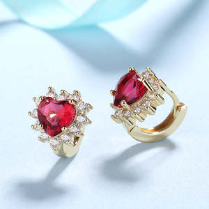 Orecchini a perno con cuore di rubino e chiusura a Omega - Product Image 2