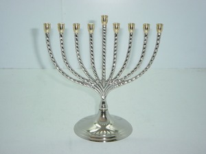 Portavelas de Menorah de calidad premium decorativo en relieve de latón macizo, candelabro de aspecto increíble de diseñador de alta calidad - Product Image 2