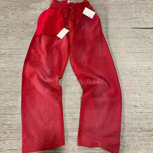 Pantalon décontracté à texture douce pour hommes avec un design minimaliste idéal pour des tenues quotidiennes simples et propres - Product Image 2