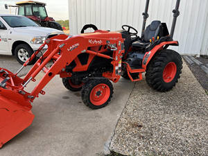Tracteur utilitaire compact Kubota LX3310HSD de 31 à 33 CV, transmission hydrostatique 4 roues motrices, chargeur et attelage à 3 points - Product Image 6