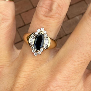 Bague de luxe vintage 2026 en or jaune 14 carats avec saphir bleu taille marquise et diamants taille baguette, idéale pour un cocktail ou un mariage - Product Image 1