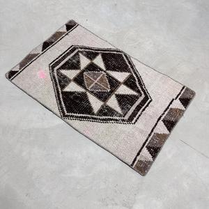 Alfombra Vintage de 1.9x3.1 pies, Alfombra Turca Pequeña, Alfombra Ikat Gris y Negra - Product Image 3