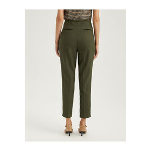 กางเกง BGN สำหรับผู้หญิง ผ้าผสมวิสโคส ดีไซน์คาดเข็มขัด ทรงแครอท รุ่น S24P135 - Product Image 6