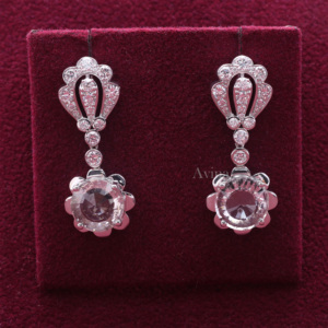 Boucles d'oreilles pendantes de luxe avec diamants de laboratoire certifiés IGI en or blanc/rose et or jaune 14 carats |   Boucles d'oreilles florales élégantes - Product Image 4
