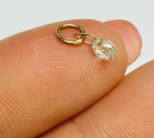 Diamante de moissanita briolette. Abalorio o colgante de 20 quilates con oro amarillo sólido de 14 quilates - Product Image 2