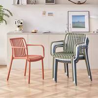 Chaises d'extérieur empilables nordiques modernes en plastique PP pour hôtels, restaurants, événements et cafés – Vente en gros à prix réduit