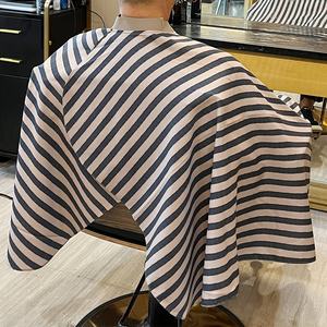 Logotipo personalizado Capa de corte de pelo negra profesional Cierre ajustable Salón Poliéster Impermeable Silicona Cuello Capa de peluquero - Product Image 6