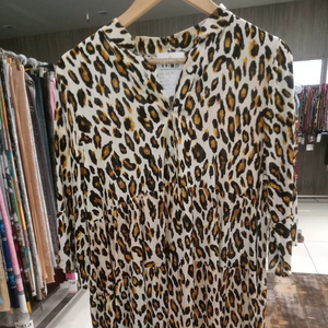 Robe à imprimé léopard à manches et à plusieurs niveaux robe mi-longue décontractée et tenue de soirée robes décontractées imprimées d'animaux en gros - Product Image 1