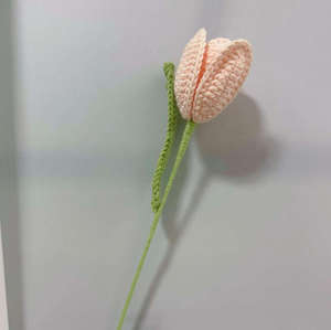 Venta al por mayor de fábrica: Productos terminados de tulipanes de pétalos de flores de ganchillo creativos, ramos de flores tejidos a mano puros. - Product Image 6