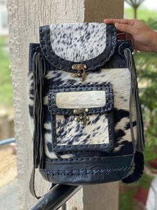 Mochila elegante de piel de vaca hecha a mano, bolso de diseñador unisex con cierre de cremallera y forro de nailon, características suaves - Product Image 3