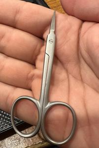 Shu & Co Tijeras de punta de flecha de cutícula de acero inoxidable de calidad superior con logotipo personalizado, instrumentos de belleza curvos de 9cm, herramientas para cutículas y uñas - Product Image 3