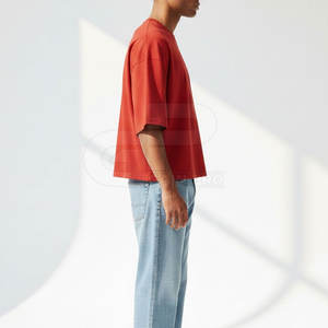 Camiseta de corte cuadrado inspirada en la moda para hombre, con tela amplia y cómoda y estilo informal atrevido. - Product Image 5