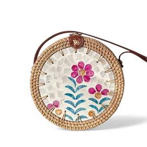 กระเป๋าสะพายไหล่หวายธรรมชาติทำมือ ประดับมุก สำหรับชุดที่มีสไตล์และการพกพาที่สะดวกสบายในชีวิตประจำวัน - Product Image 1