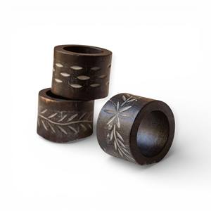 Anneaux de serviette en bois foncé avec motif floral et de feuilles sculptés pour un style de table décoratif unique - Product Image 1