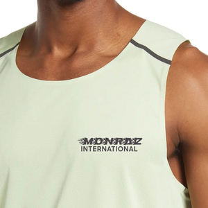 Camiseta sin mangas de secado rápido para hombre personalizable para entrenamiento de yoga al aire libre perfecta con bordado o logotipo - Product Image 5