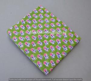 Tela acolchada de algodón 100% con estampado de bloque de mano indio para confección de vestidos y decoración del Hogar disponible para la venta por yarda - Product Image 2