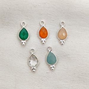 Dijes de Esmeralda Teñida en Forma de Pera, Dijes de Esmeralda Teñida Hechos a Mano con Corte Briolette, Dijes de Plata de Ley para Fabricación de Joyería, Dijes al por Mayor - Product Image 4