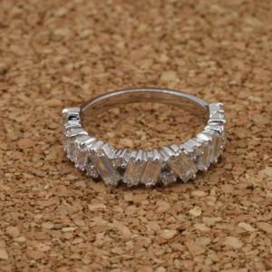 VVS2ตัดบาแกตต์แบบพรีเมี่ยมแหวนเพชรสำหรับปลูกในห้องปฏิบัติการสีทอง14K ได้รับการรับรองผู้ผลิตเครื่องประดับขายส่งตามต้องการ - Product Image 5