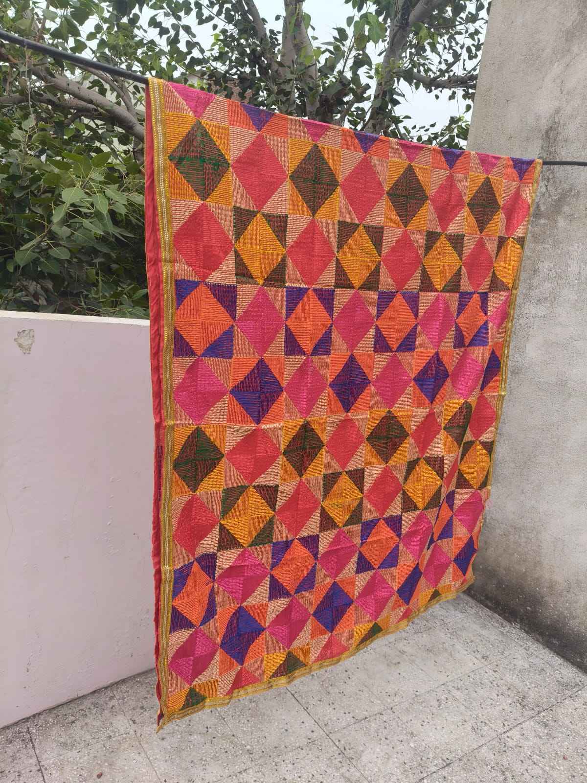 สีแดงสีเหลืองสีน้ำเงินสีเขียวสีส้มสีทอง (หลายสี)