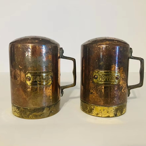 Juego de sal y pimienta de latón auténtico con textura brillante y líneas limpias, ideal para mejorar el aspecto de su mesa de comedor - Product Image 1