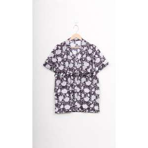 Ensemble de pyjama pour femmes en coton 100% pur, élégant, à motifs floraux imprimés en bloc, manches courtes, col en V, fermeture à cordon de serrage doux - Product Image 1