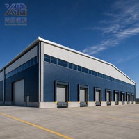 Entrepôt de fret en structure métallique préfabriquée avec plusieurs quais de chargement pour camions