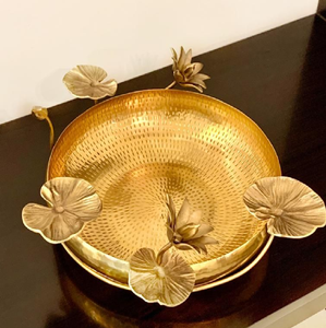 Bol décoratif en laiton urli avec une bordure de pétales floraux proéminents, disponible au prix de gros. - Product Image 6