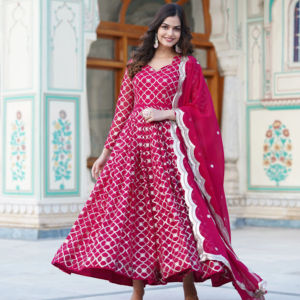 Vestido floreciente de imitación Premium con bordado de lentejuelas Algodón Interior Cuello elegante Puntada de lona y trabajo de corte Dupatta en Wine Rani - Product Image 1