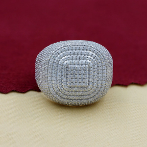 แหวนเงินผู้ชายสไตล์ฮิปฮอปหรูหรา ประดับเพชรโมอิสซาไนต์ ชุบโรเดียม ดีไซน์แรงบันดาลใจจากงานแต่งงาน สะท้อนแสงได้สูงสุด - Product Image 1