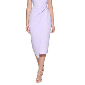 Robe fourreau en crêpe scuba violette grande taille pour femme GUESS, avec torsion devant, idéale pour les cocktails - Product Image 3