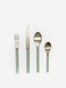 Ensemble de couverts en métal élégant pour une table de repas minimaliste, offrant une prise en main confortable et un design moderne - Product Image 6