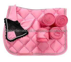 Ensemble de tapis de selle matelassé pour le saut d'obstacles avec écharpe anti-mouches, bandages et licou |   Ensemble assorti de tapis de selle pour le saut d'obstacles avec bonnet d'oreille et bandage - Product Image 3