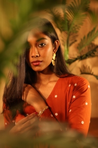 Boucles d'oreilles pendantes en laiton plaqué or, forme feuille organique, faites à la main, bijoux texturés tendance, fabrication indienne pour femmes - Product Image 6