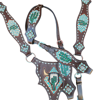 Ensemble de sellerie en cuir marron style anglais avec ornements, comprenant une têtière et un collier de poitrine, orné de points argentés et de conchos ThunderBird, pour la présentation et l'usage polyvalent
