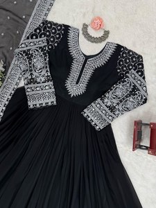 ชุดเดรสออกแบบสีดำ ผ้าจอร์เจตต์เทียม แต่งด้วยด้ายและงานปักเลื่อม - Product Image 4