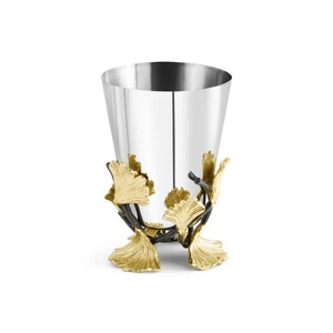 Florero de metal tradicional con tallas de flores de metal en el lateral para aportar elegancia étnica a su espacio vital - Product Image 2