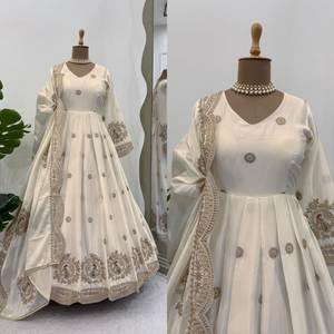 Élégante robe Bollywood brodée blanche sur tissu de soie Chinon avec Dupatta séquencé pour les fêtes d'hiver avec codage intérieur - Product Image 5