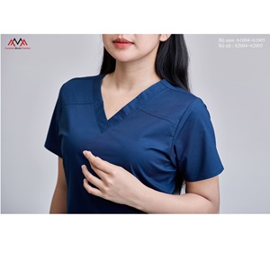 Uniforme Médico con Protección Antiacupuntura, Tela CVC Azul Marino, 52% Algodón, 45% Poliéster, 3% Elastano, Fabricación Vietnamita, Unisex - Product Image 4