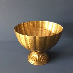 Cuenco de dátiles de metal hecho a mano de primera calidad con talla elegante Ideal para reuniones de Iftar de Ramadán y funciones familiares especiales - Product Image 1