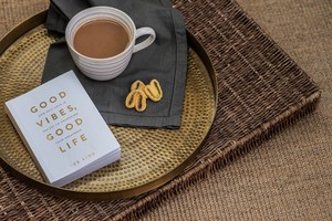 Bandeja de servicio de latón puro hecha a mano con diseño martillado Uso doméstico y hotelero de lujo disponible a precio mayorista - Product Image 2