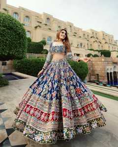 Superbe tenue de mariée Lehenga Choli pour femme Design traditionnel brodé avec Dupatta prêt à expédier parfait pour les mariages - Product Image 1