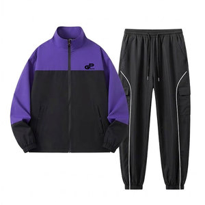 Survêtement rétro pour homme, conçu pour le confort et le style, avec des matériaux doux et un tissu respirant pour l'été et le quotidien. - Product Image 1