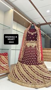 Velours exquis Lehenga Choli Golden Threadwork Détails perlés Vêtements indiens pakistanais pour les occasions festives directement en Inde - Product Image 4