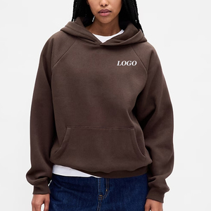 Sweat-shirt pour femmes modernes avec un aspect uni et propre, service OEM pour les acheteurs en gros, coupe ample avec poches kangourou et logo personnalisé - Product Image 1